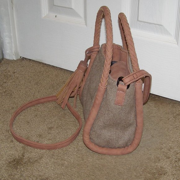 NEW Cute DANIELLE NICOLE Crossbody Bag w/Tassel - Picture 4 of 13